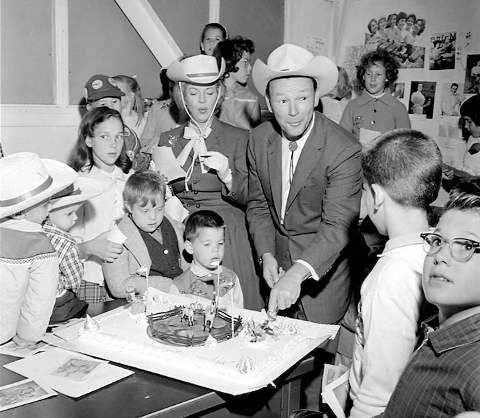 roy-rogers-and-dale-evans-at-a-childs-cowboy-birthday-party-1960s.jpg